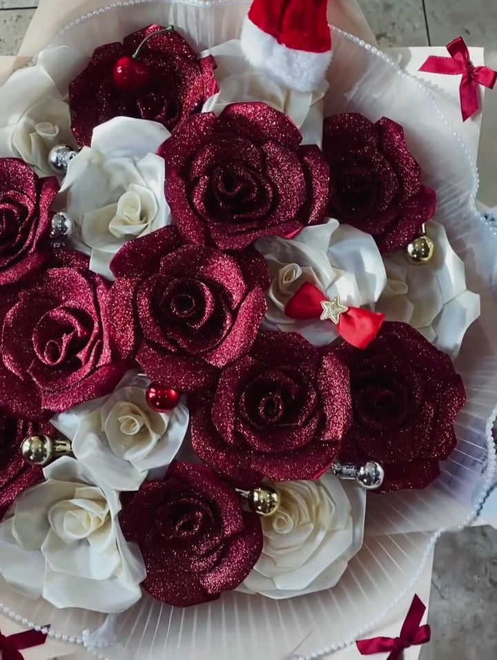 Thumbnail: 19ct Christmas Themed Bouquet