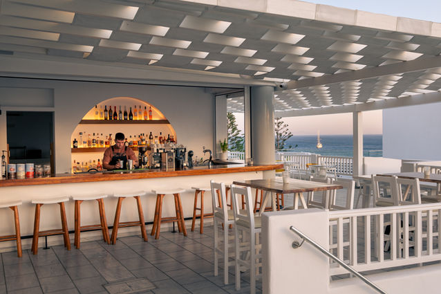 Εξωτερικό bar με θέα στη θάλασσα στο The George Hotel Mykonos.