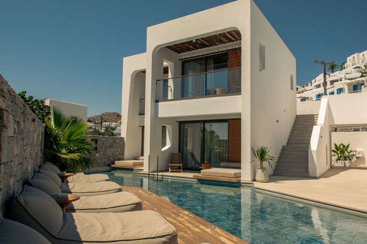 Εξωτερικός χώρος του NUCA Mykonos με πισίνα και ξαπλώστρες