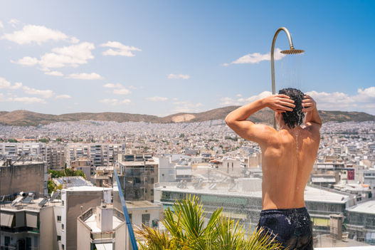 Εξωτερικό ντους σε ταράτσα με πανοραμική θέα στην πόλη