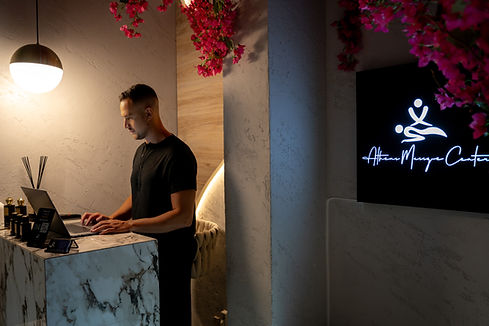 ποιοί είμαστε