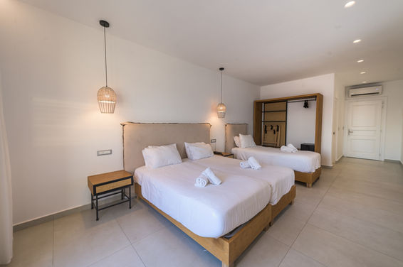 Δίκλινο δωμάτιο στο The George Hotel Mykonos με σύγχρονη διακόσμηση.