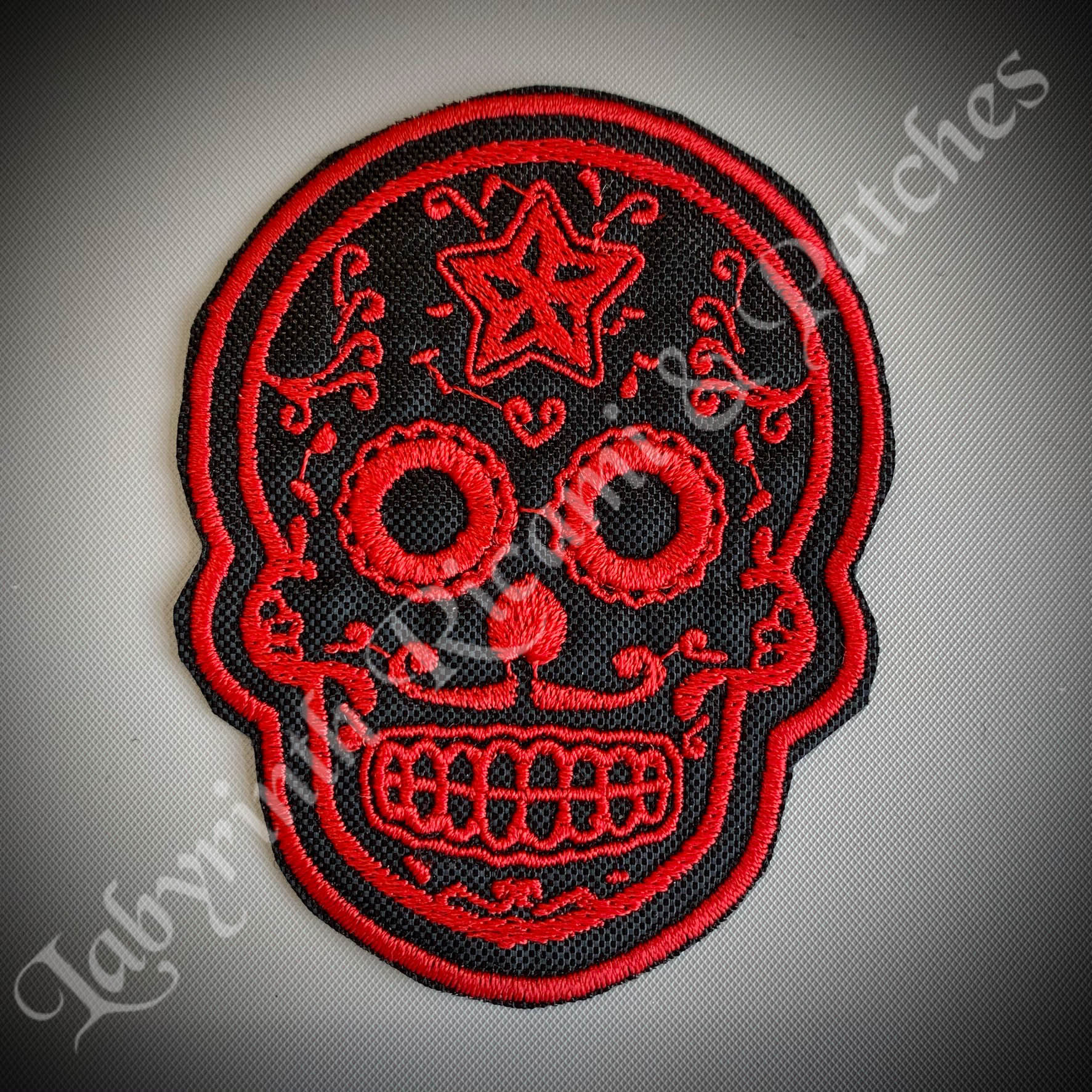 Calavera rossa fondo nero  - cm 9 x 7