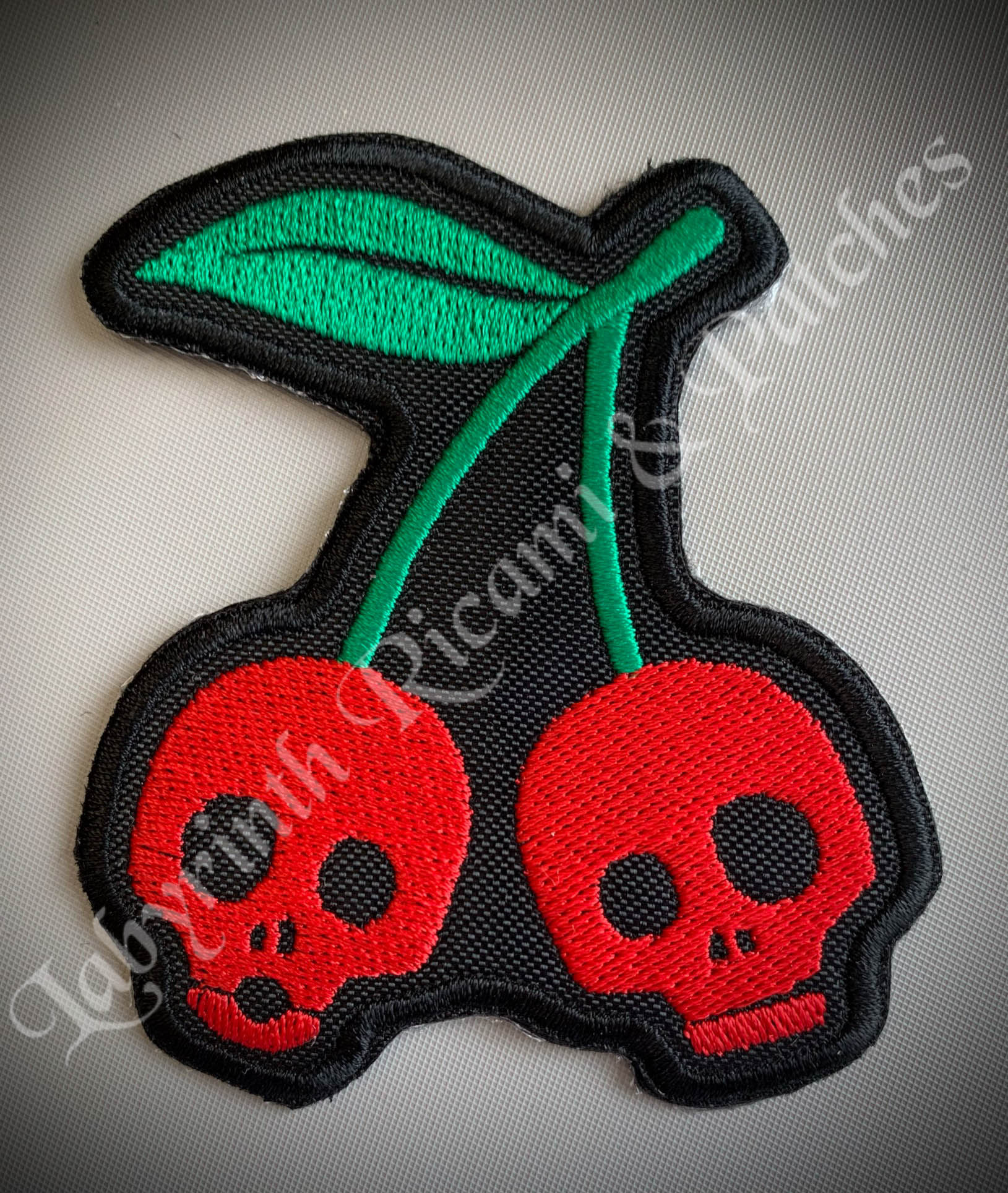 Ciliegie con teschi espressivi - cm 7.9 x 7.4