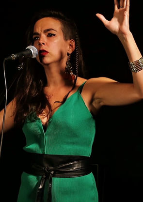 Estela chante