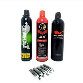 שלושה מיכלי גז וחמישה בלוני CO2