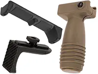 שלושה ידיות אחיזה לנשק: זקופה בז', שתיים זוויתיות שחורות.