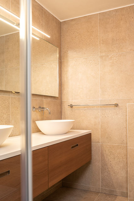 Taupe badkamer in beige met hout in Portugese stijl