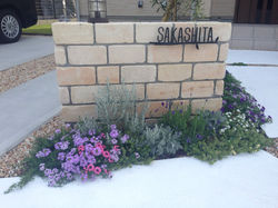 レンガの門柱とアイアン表札