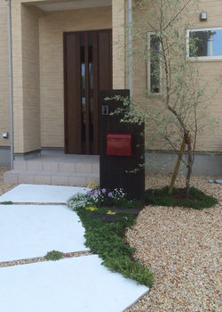 枕木の門柱�と真っ赤なポスト