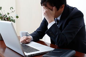 打ちひしがれる男性
