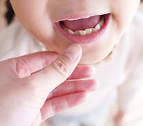 口を開ける幼児