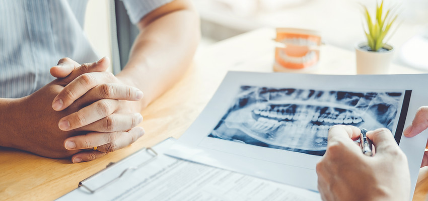 説明を受ける男性