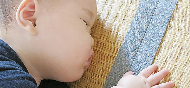 畳で眠る赤ちゃん