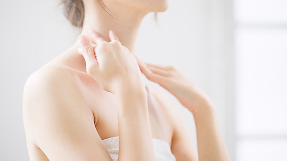 肌に触れる女性