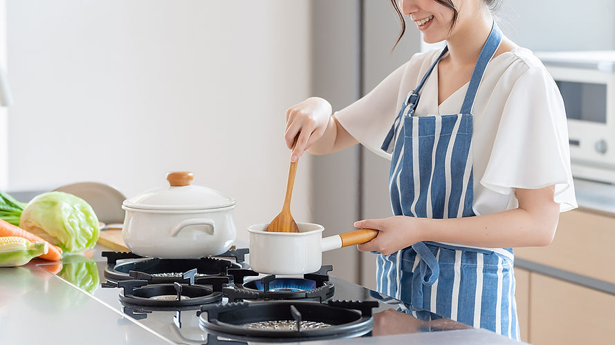 料理を楽しむ女性