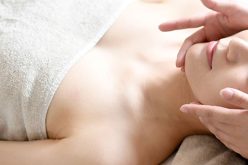 フェイシャルエステの施術を受ける女性