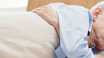 ベッドで横になる男性