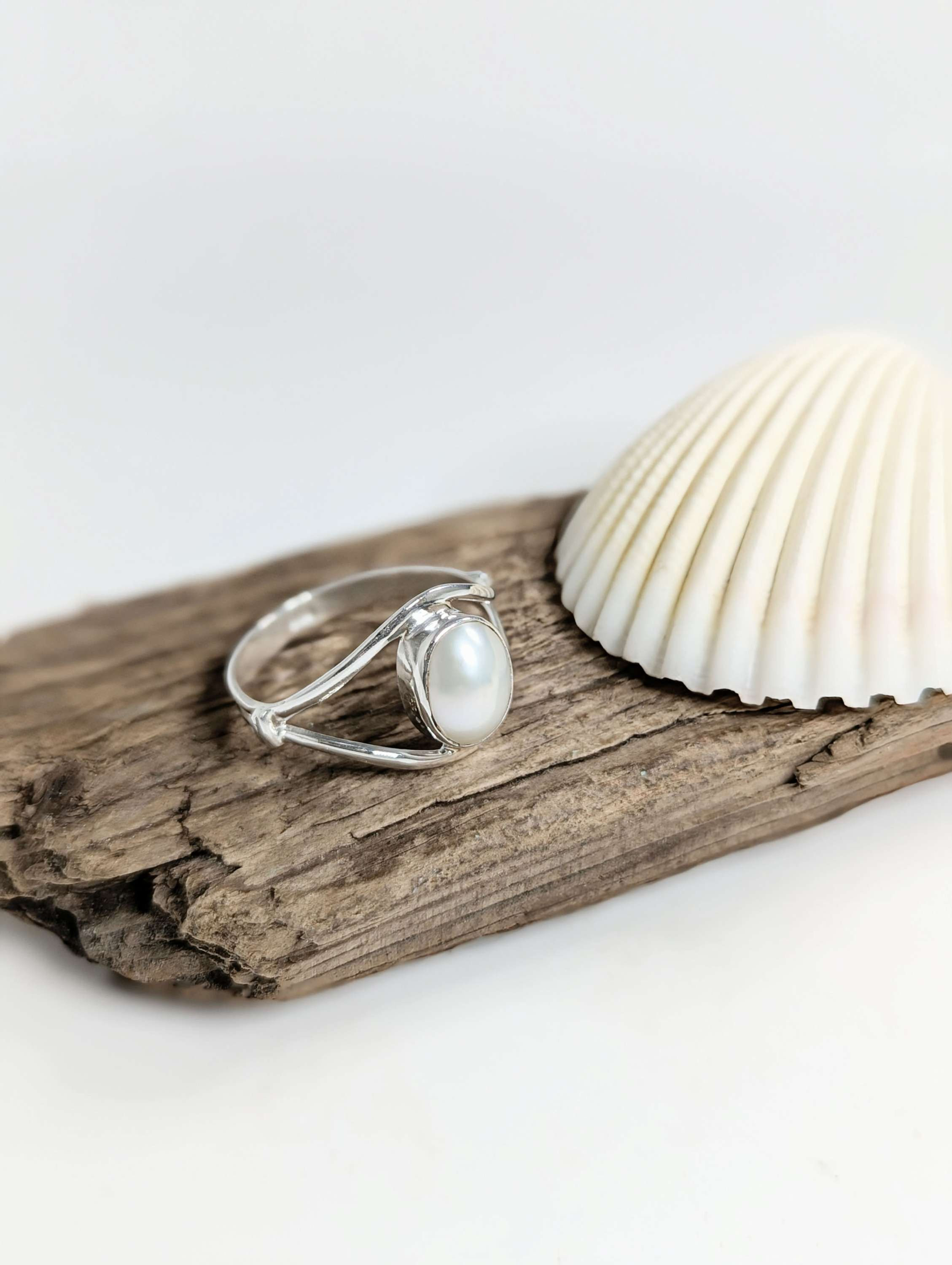Sterling Silver Split Shoulder Ring with Freshwater Pearl