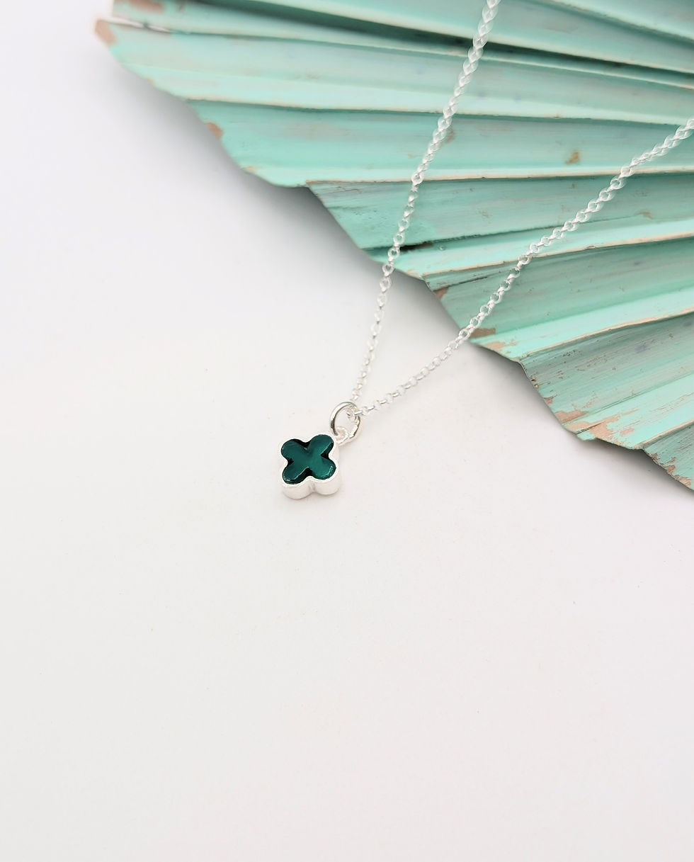 Thumbnail: Sterling Silver Bezel Set Green Onyx Clover Pendant & Chain