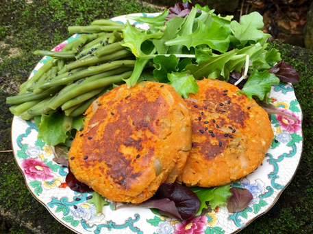 2 steaks de patates douces avec fagot d'haricot vert sur assiette