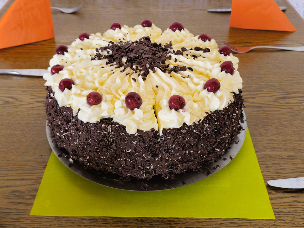Schwarzwälder Kirschtorte mit frischen Kirschen und Kirschwasser