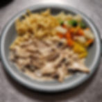 Geschnetzeltes an Pilz-Rahm-Sauce mit hausgemachten Spätzle und Gemüse, von der Maispoularde