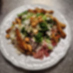 Großer Salatteller mit verschiedenen angemachten Salaten und Streifen von der Maispoulardenbrust