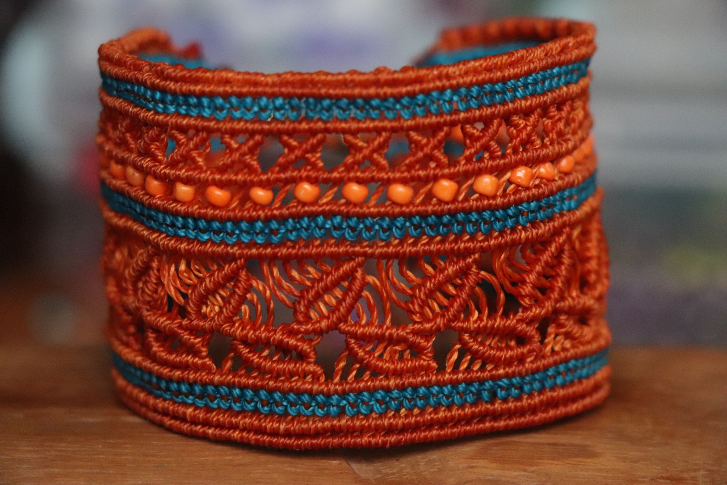 Manchette en micro-macramé