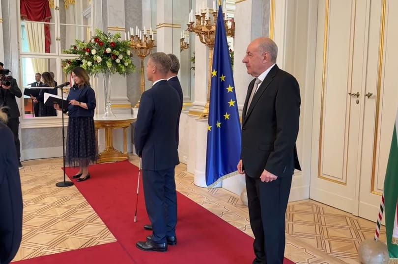 Sulyok Tamás az új miniszteri kinevezések fotózásán (@YouTube/Magyar Péter)