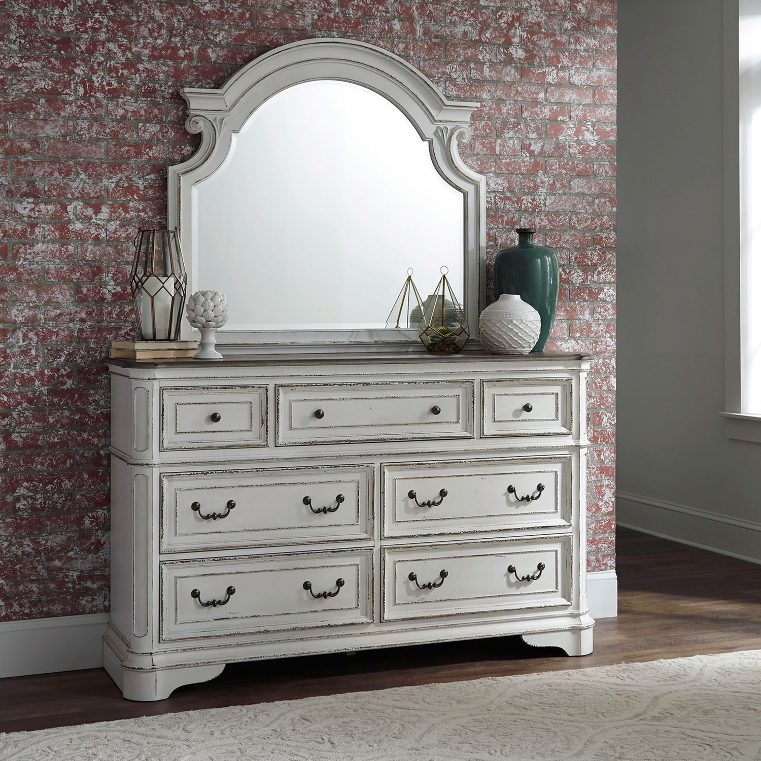Magnolia Manor 7 Drawer Dresser & Mirror