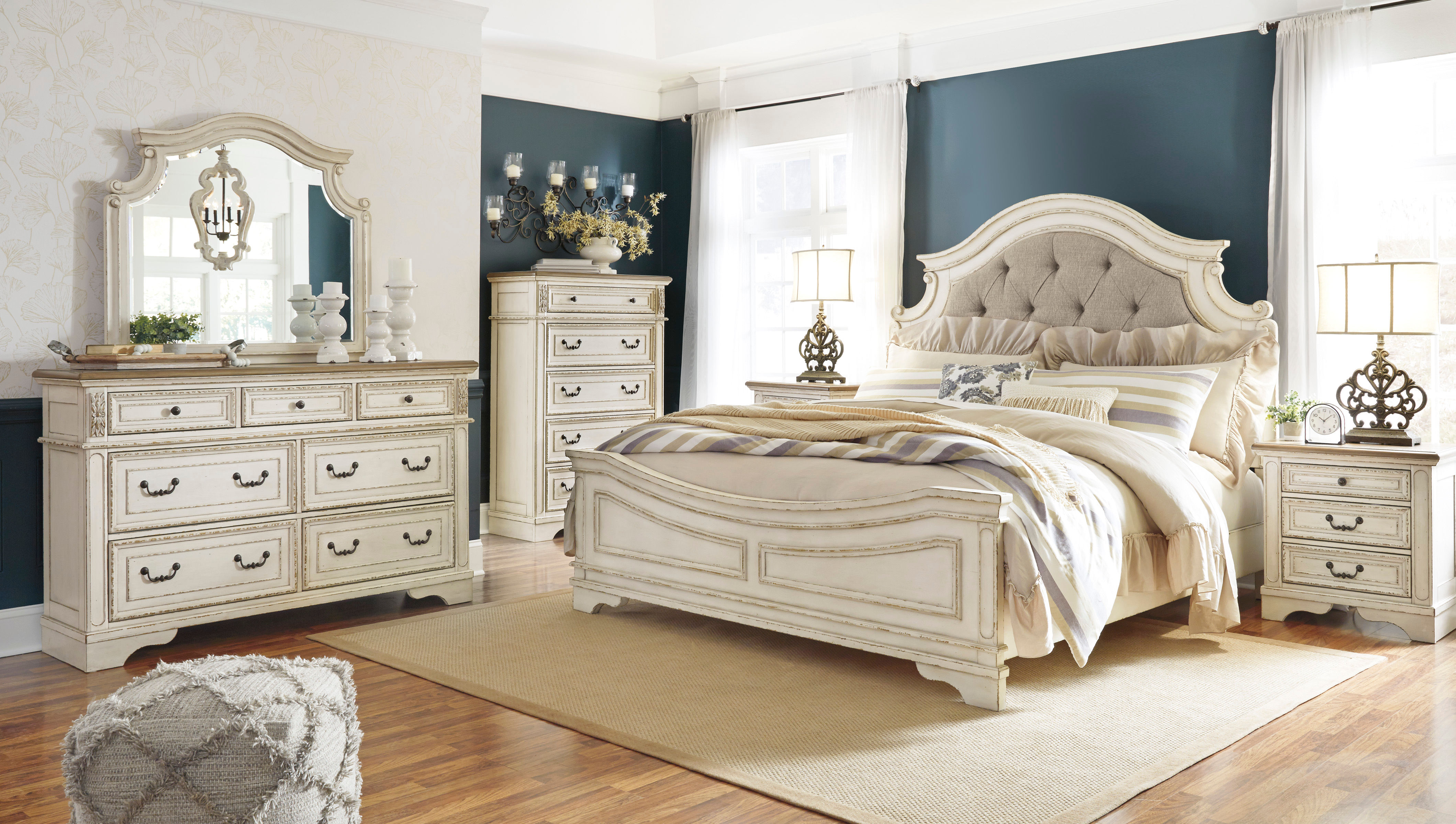 Realyn 5 Piece Bedroom Set