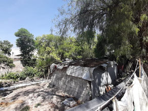 Una casa a la deriva… en la ribera del río