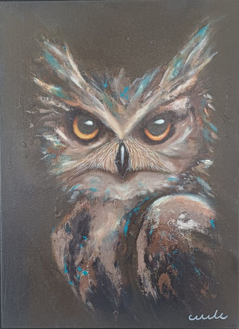 Peinture contemporaine d'un hibou au regard puissant, réalisée à l'acrylique avec texture et contrastes marqués.
