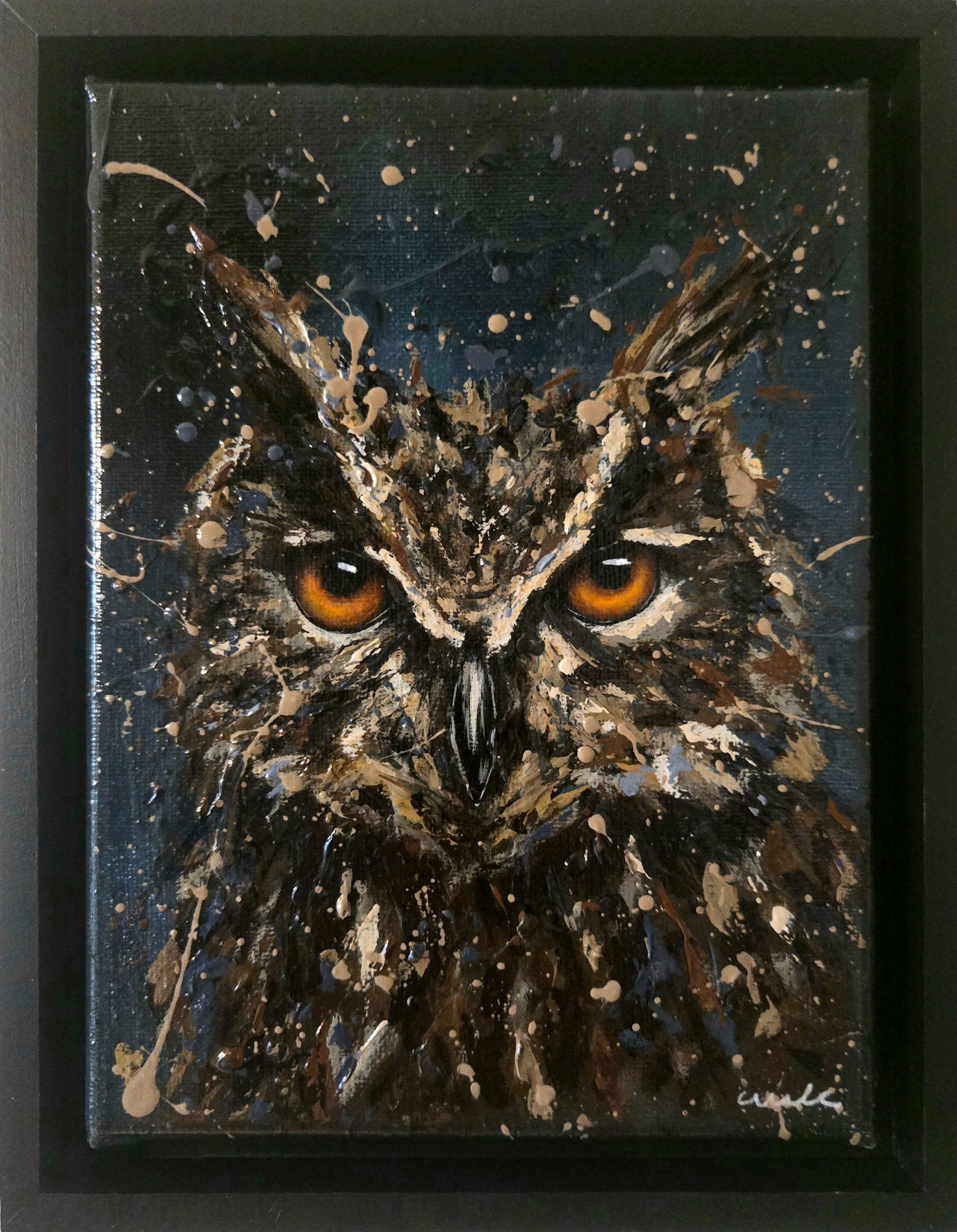 peinture acrylique contemporaine représentant un hibou au regard orange intense sur un fond sombre et texturé