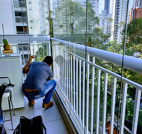 varanda gourmet, vidros na sacada, técnico, armário, arvores, cadeiras, malas de ferramentas