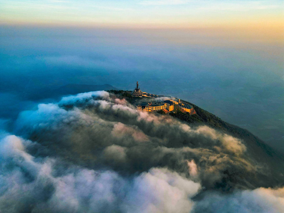 Khu nghỉ dưỡng hạng sang và siêu sang trên đỉnh núi Bà Đen giữa không gian thiên nhiên hùng vĩ và mây phủ đại ngàn.