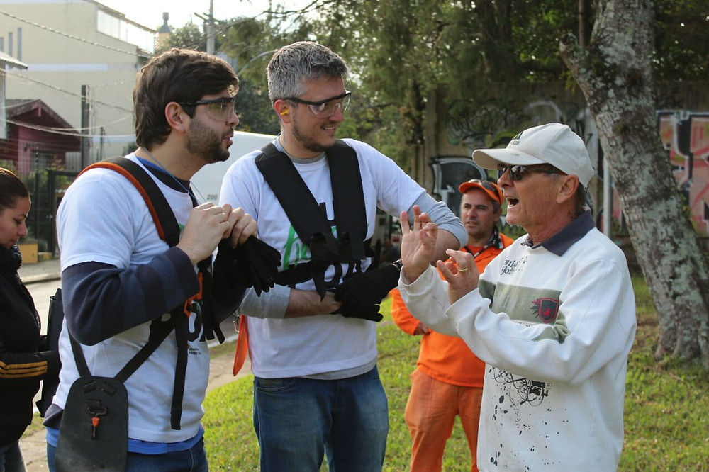 Vereador Camozzato e o secretário Ramiro conversam com moradores.