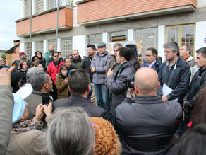 Marchezan e Ramiro conversam com moradores atingidos pelos alagamentos