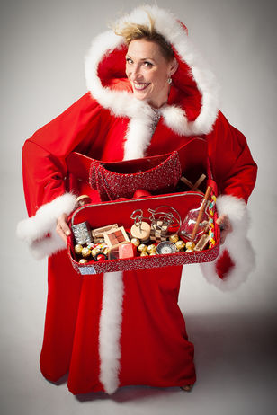 Anne Hamann, Bauchladen-Entertainment, Gala, Event, Close Up,Firmenfeiern, Party, Fest, Hochzeit, Walking-Act, Event, Dancer, Projektleitung, Show, Fotografie, Ice-Breaker, Gäste, Humor, Unterhaltung, Give-Aways, Kommunikation, Unikate, Gala, Firmenfeiern, Private-Party, Künstlerin, Burlesque, Moulin Rouge, 20 Jahre, Weihnachstfeier, Kostüm, Kostümaustattung, TV, Bühnenshow, Eröffnung, Stage-Management, Theater, Fundus, Dekoration, Requisiten, Modellbau, Roulet, Premiere