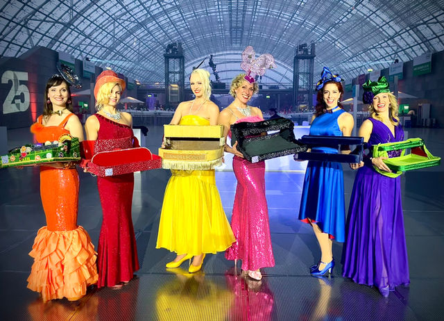 Anne Hamann, Bauchladen-Entertainment, Gala, Event, Close Up,Firmenfeiern, Party, Fest, Hochzeit, Walking-Act, Event, Dancer, Projektleitung, Show, Fotografie, Ice-Breaker, Gäste, Humor, Unterhaltung, Give-Aways, Kommunikation, Unikate, Gala, Firmenfeiern, Private-Party, Künstlerin, Burlesque, Moulin Rouge, 20 Jahre, Weihnachstfeier, Kostüm, Kostümaustattung, TV, Bühnenshow, Eröffnung, Stage-Management, Theater, Fundus, Dekoration, Requisiten, Modellbau, Roulet, Premiere