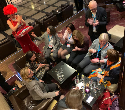 Anne Hamann, Bauchladen-Entertainment, Gala, Event, Close Up,Firmenfeiern, Party, Fest, Hochzeit, Walking-Act, Event, Dancer, Projektleitung, Show, Fotografie, Ice-Breaker, Gäste, Humor, Unterhaltung, Give-Aways, Kommunikation, Unikate, Gala, Firmenfeiern, Private-Party, Künstlerin, Burlesque, Moulin Rouge, 20 Jahre, Weihnachstfeier, Kostüm, Kostümaustattung, TV, Bühnenshow, Eröffnung, Stage-Management, Theater, Fundus, Dekoration, Requisiten, Modellbau, Roulet, Premiere