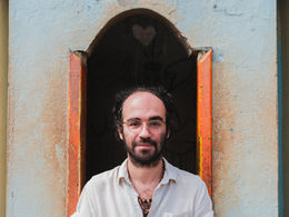 João Carvalho transforma travessias, memória e paisagem em canções no álbum Uma Festa no Centro do Vazio