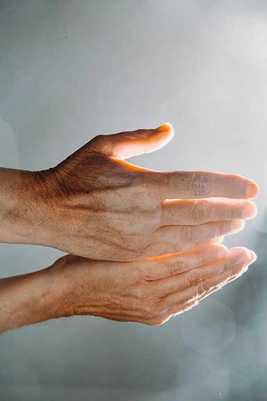 avecalvar-hands-5366493_1280.jpg