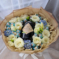 Blumenstauß mit GIN und Pralinen