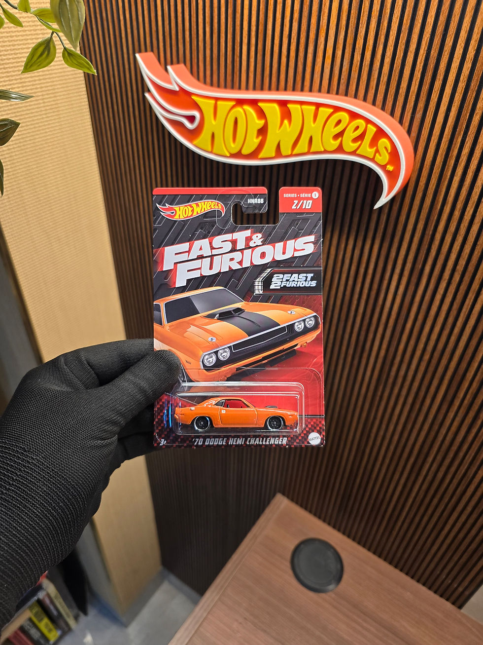 Hot Wheels '70 Dodge HEMI Challenger die-cast collectible in original blister packaging