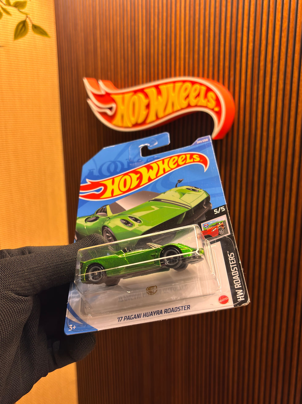 Hot Wheels '17 Pagani Huayra Roadster Super Treasure Hunt diecast car.