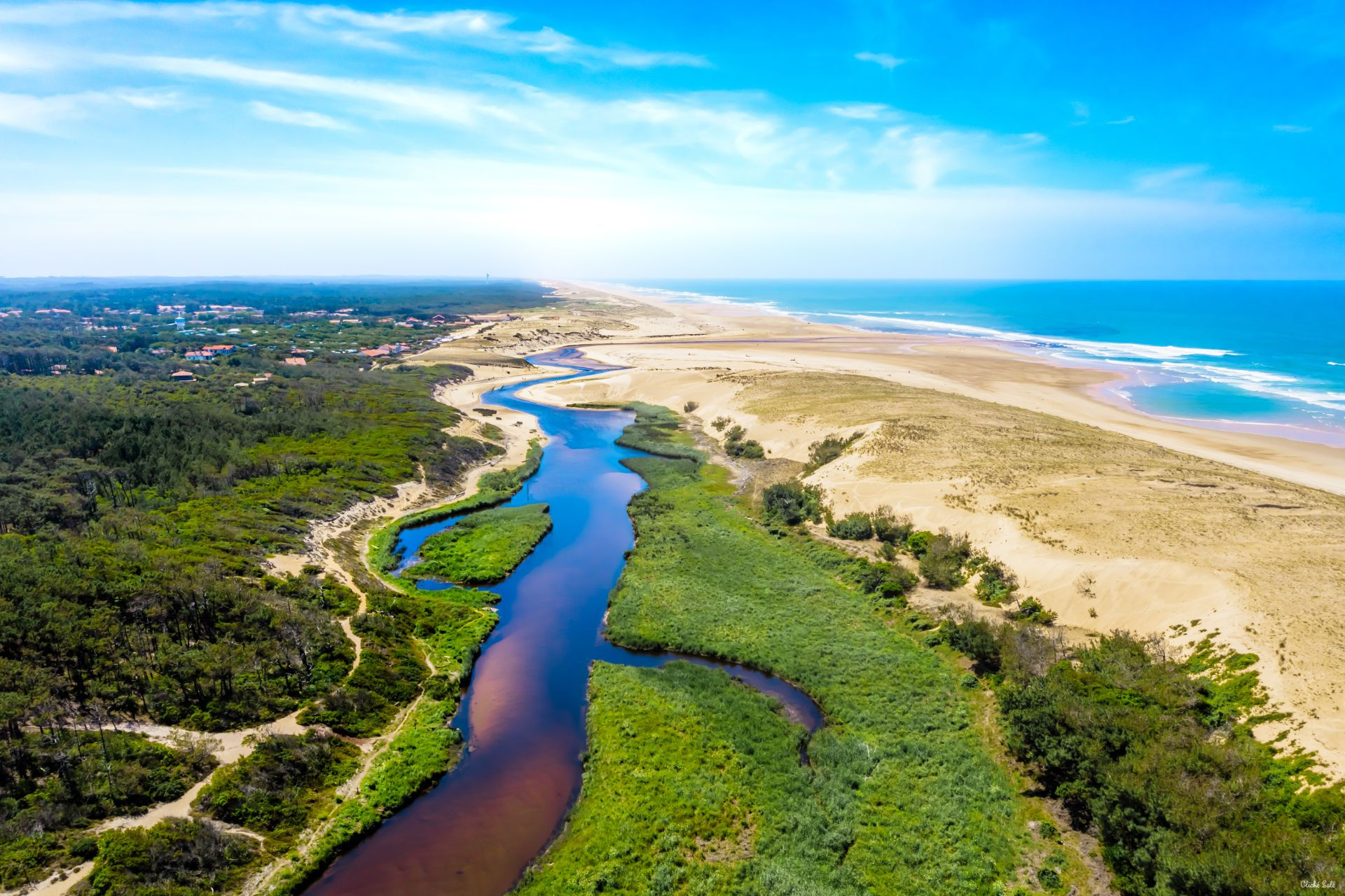 Vue aérienne du Courant d’Huchet à Moliets, entre dunes, océan et végétation