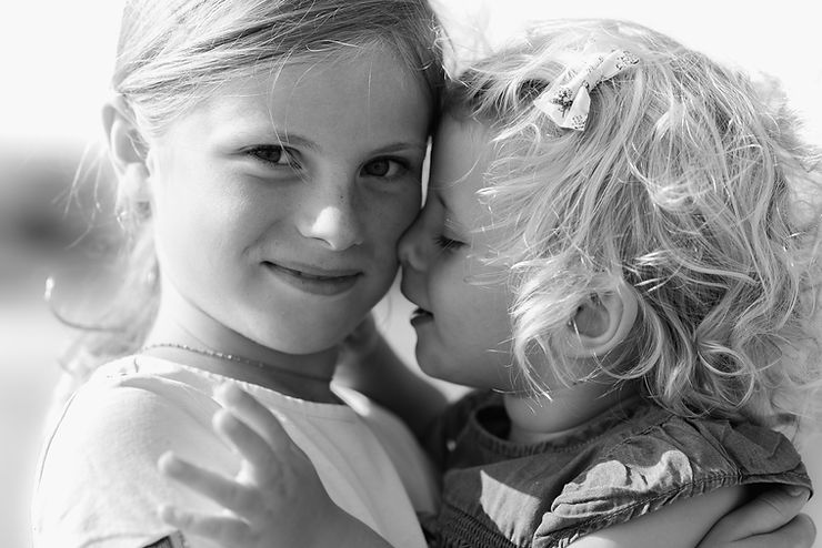 Deux enfants front contre front, portrait noir et blanc, séance famille dans les Landes