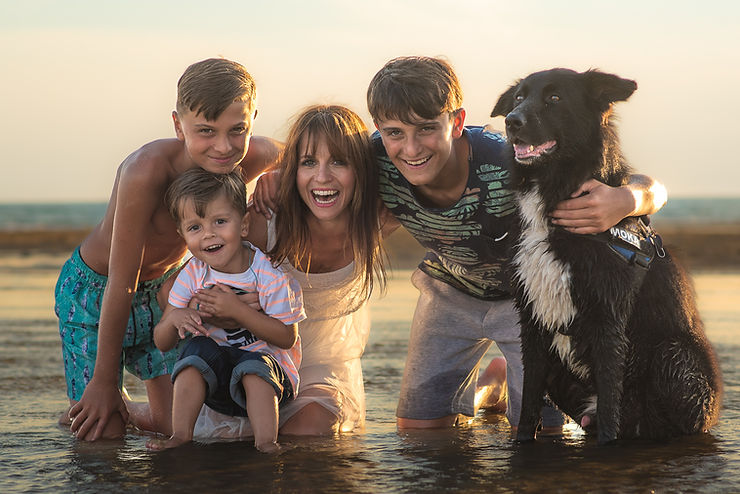 Famille et son chien riant dans l'eau, séance photo famille dans les Landes